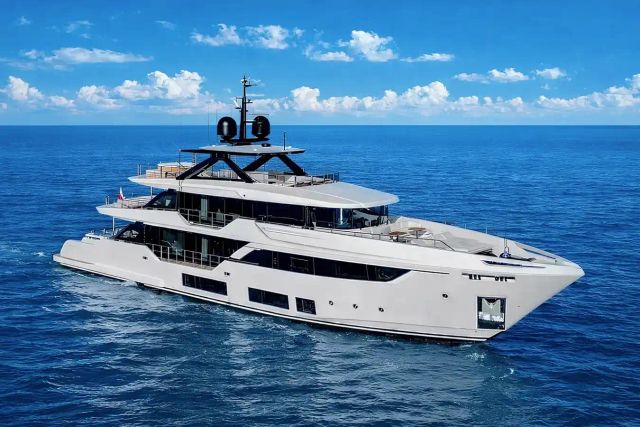 La Vetta 127 ft yacht (39m) Custom Line for sale. Price, plans, specifications, builder. One of twelve top luxury yachts.