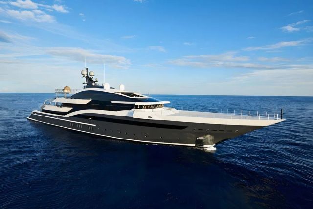 Luna Yacht one of twelve luxury yachts for sale