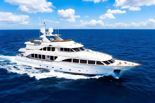 Elena Nueve yacht, a 121 ft Benetti luxury superyacht underway, 37 meters, built in 2007, 2018.
