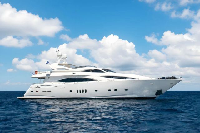 Mi Alma 105 ft yacht (32m) Sunseeker yachts. Photos, video, location, helipad. One of twelve best superyachts.