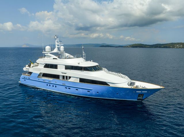 4*Puppies yacht, a 130 ft Palmer Johnson luxury superyacht underway, 39.62 meters, built in 2003, 2022.