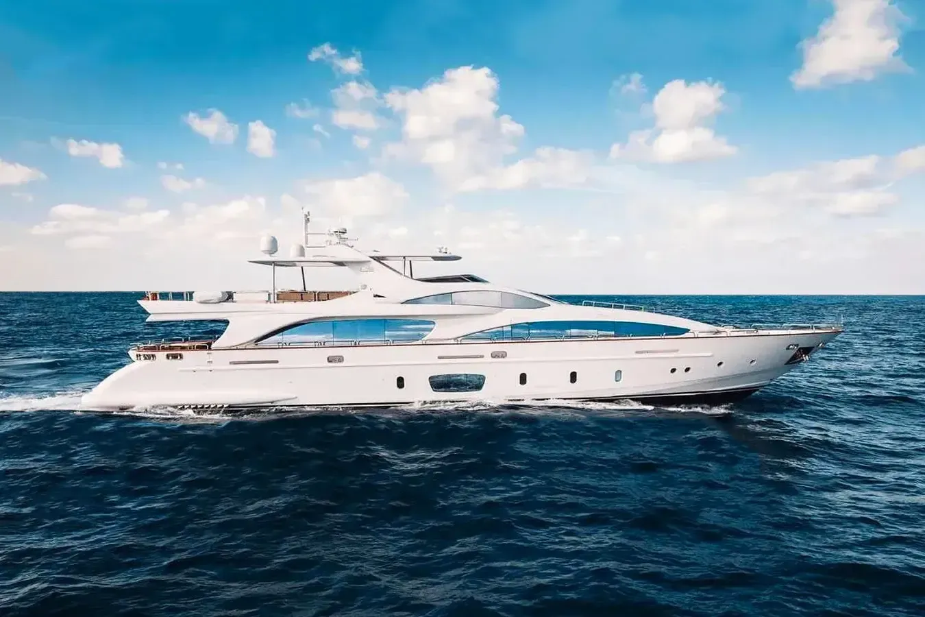 Amanecer 105 ft yacht (32m) Azimut yachts off market. The best new and used boats. One of twelve superyachts.