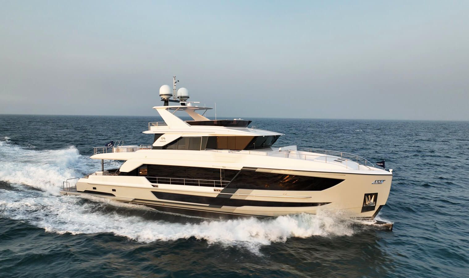 Askari yacht, a 103 ft Horizon luxury superyacht underway, 31.55 meters, built in 2022.