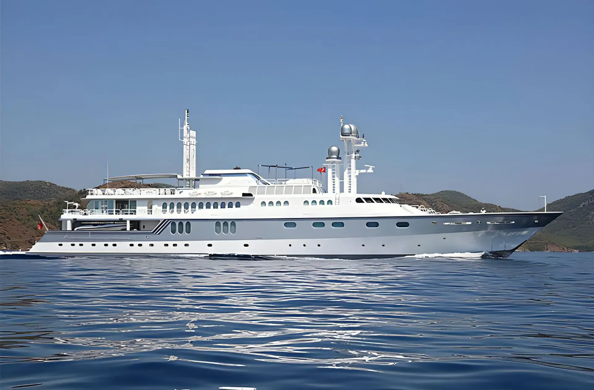 Cedar Sea II yacht, a 213 ft Feadship luxury superyacht underway, 65.15 meters, built in 1986, 2008.