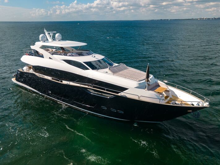 Eos yacht, a 92 ft Sunseeker luxury superyacht underway, 28.06 meters, built in 2021.
