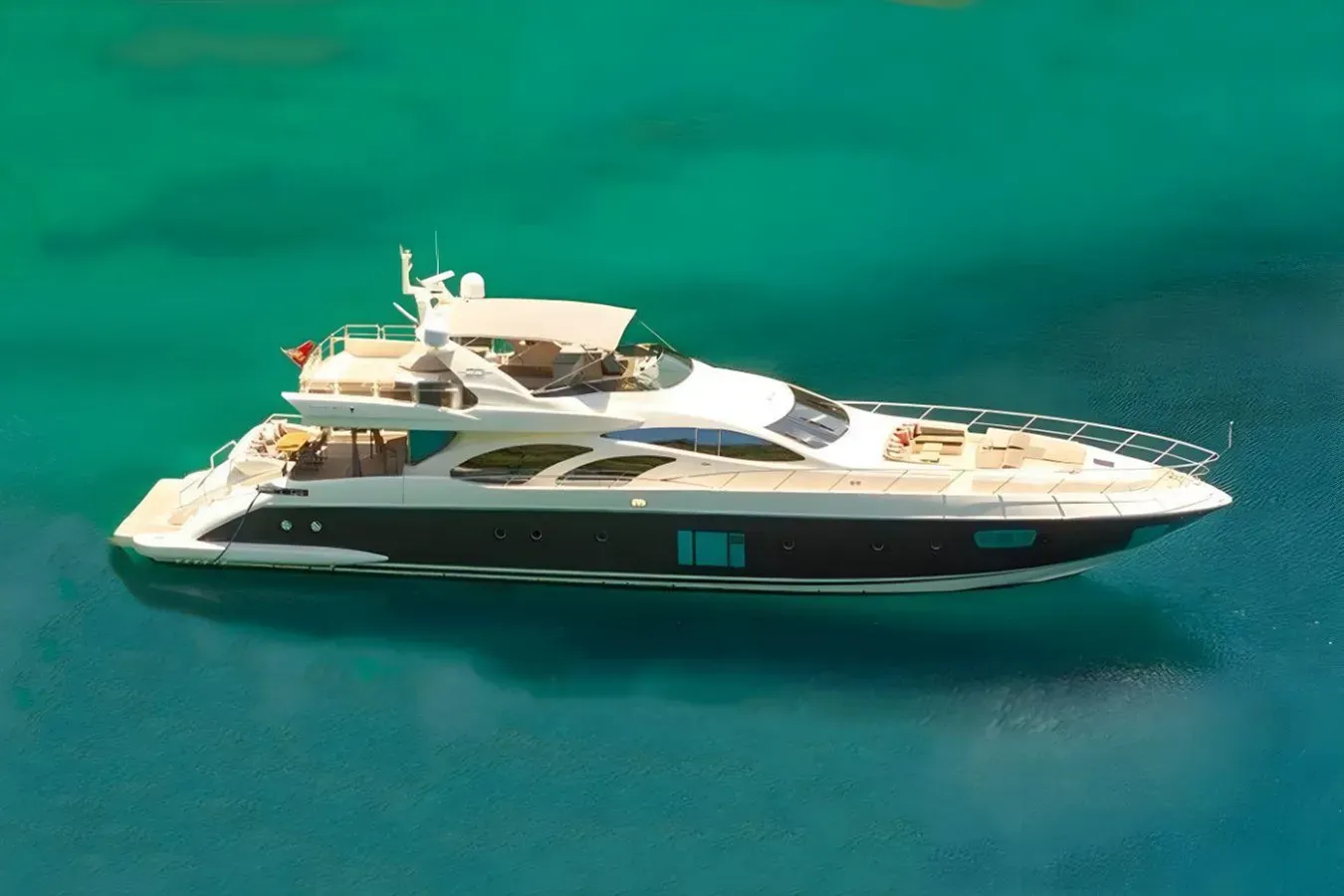 Erossea yacht, a 100 ft Azimut luxury superyacht underway, 30.75 meters, built in 2010, 2020.