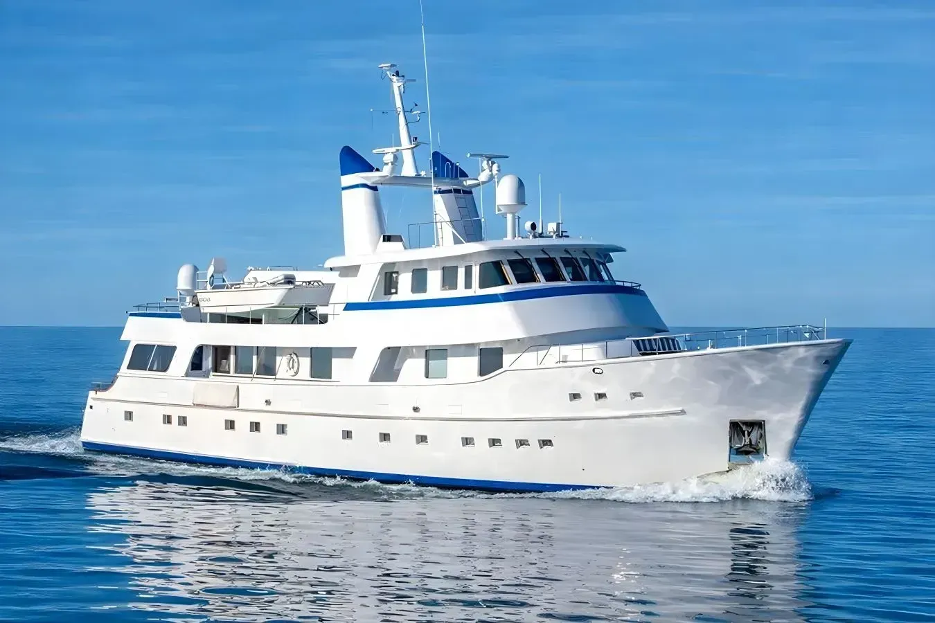Escape of London yacht, a 119 ft Trident luxury superyacht underway, 36.46 meters, built in 1997.
