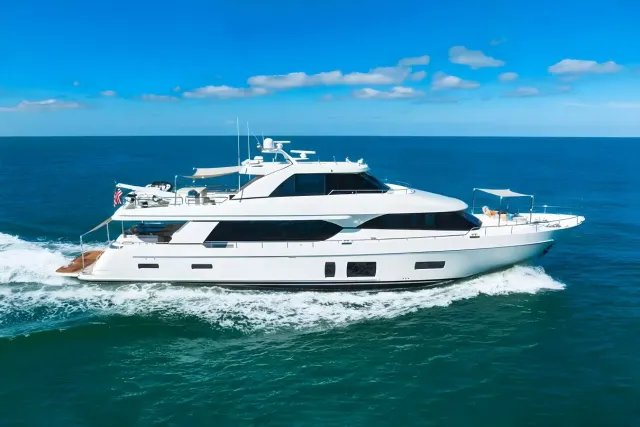 Far Niente yacht, a 100 ft Ocean Alexander luxury superyacht underway, 30.53 meters, built in 2017.