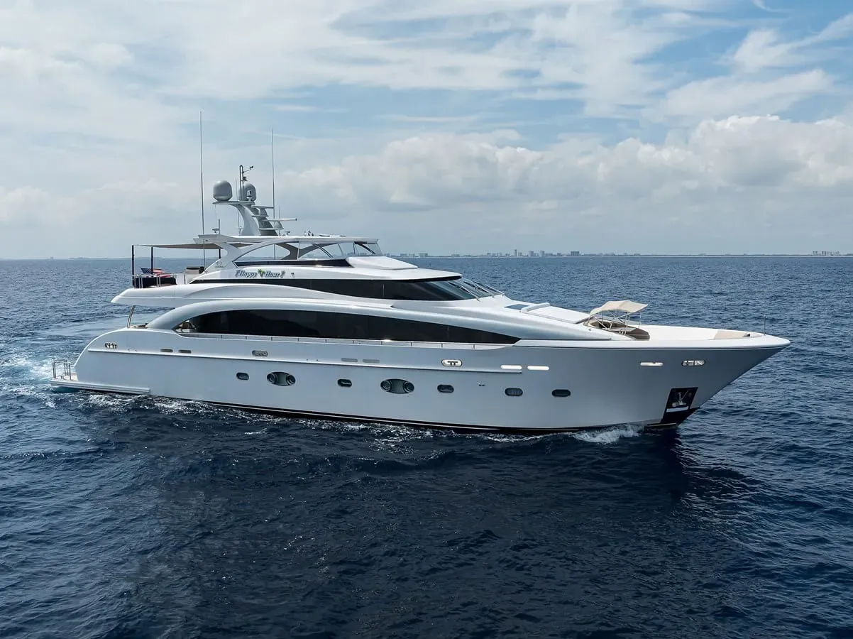 Happy Hour yacht, a 110 ft Horizon luxury superyacht underway, 33.53 meters, built in 2017.