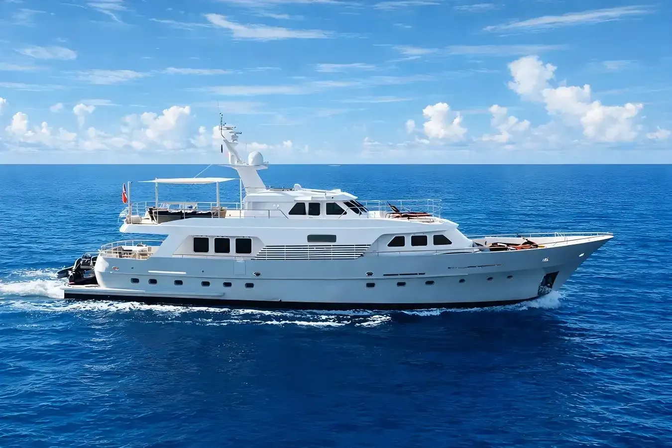 Heliad III yacht, a 91 ft Lynx Yachts luxury superyacht underway, 27.85 meters, built in 2020.