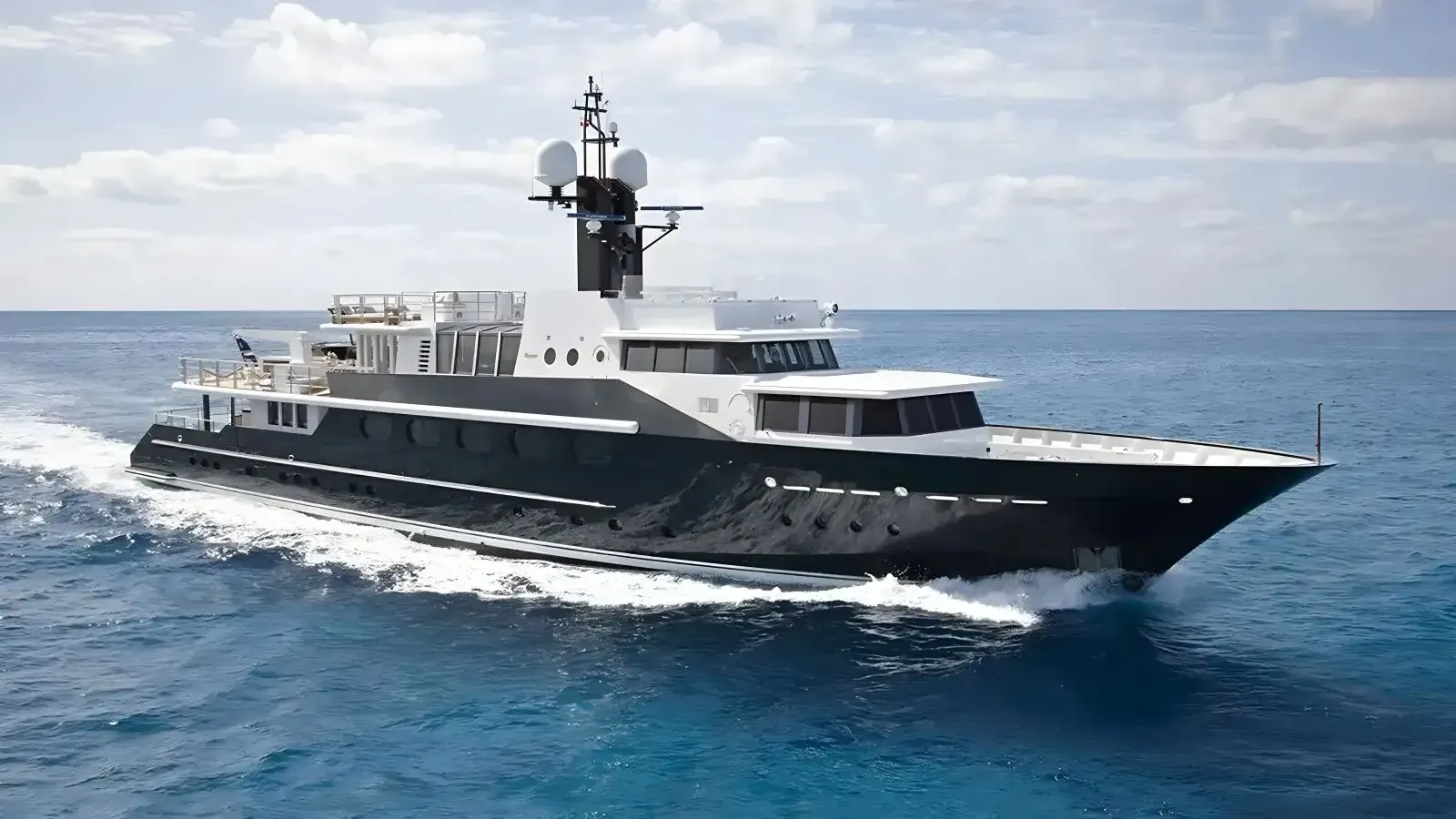 Highlander yacht, a 162 ft Feadship luxury superyacht underway, 49.47 meters, built in 1986, 2021.