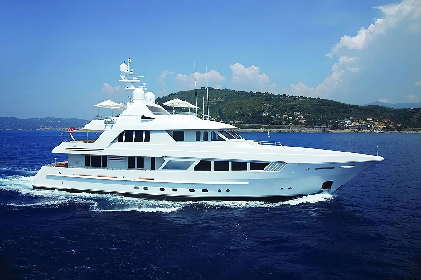 Kathleen Anne yacht, a 128 ft Feadship luxury superyacht underway, 39.01 meters, built in 2009.