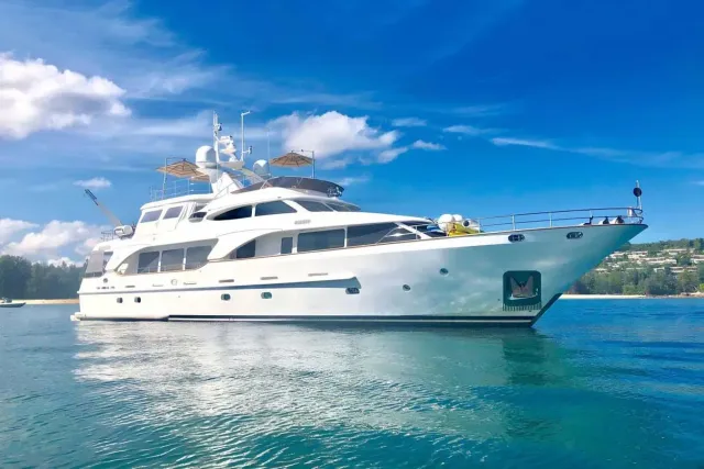 La Bella Sara III yacht, a 99 ft Benetti luxury superyacht underway, 30.2 meters, built in 2010.
