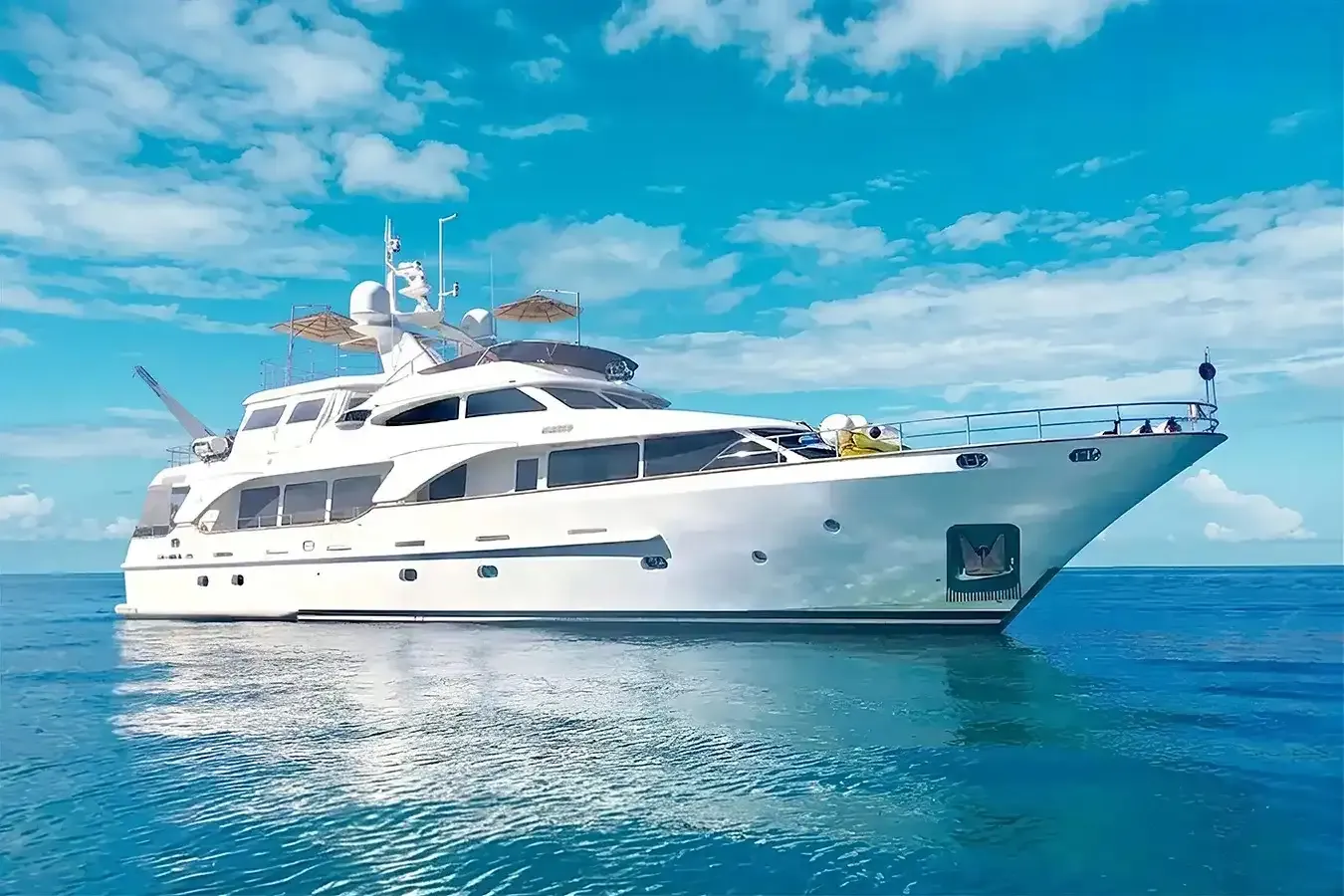 La Bella Sara III yacht, a 99 ft Benetti Yachts luxury superyacht underway, 30.2 meters, built in 2010.