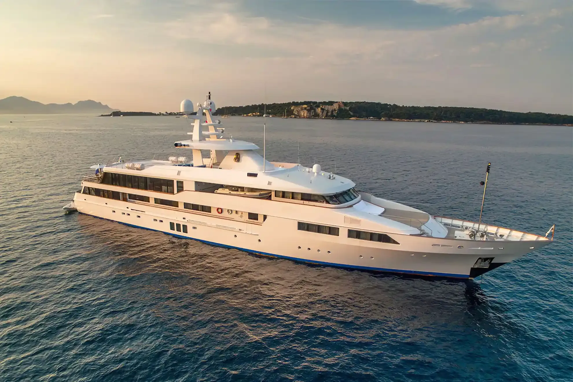Le Pharaon yacht, a 194 ft Feadship luxury superyacht underway, 59.2 meters, built in 1989, 2003.