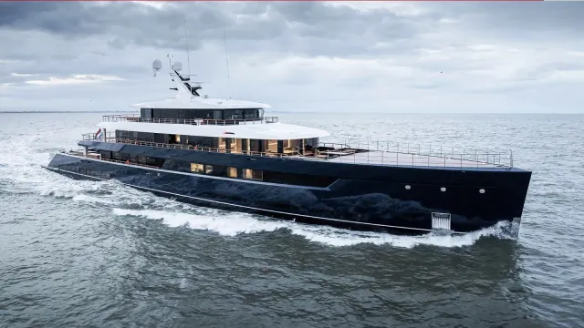 Les Cinq yacht, a 248 ft Feadship luxury superyacht underway, 75.75 meters, built in 2025.