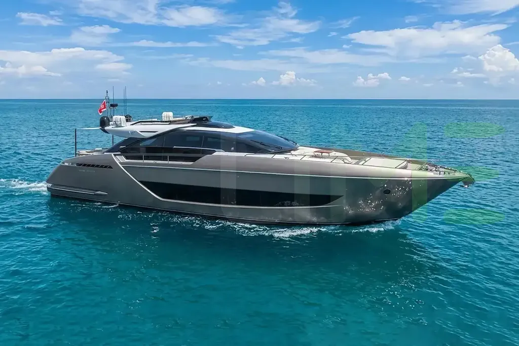 White Lisolo yacht - 2026 guide with the owner of the world's 9750th largest yacht, the 164th largest yacht built by superyacht builder Riva, based in Italy.