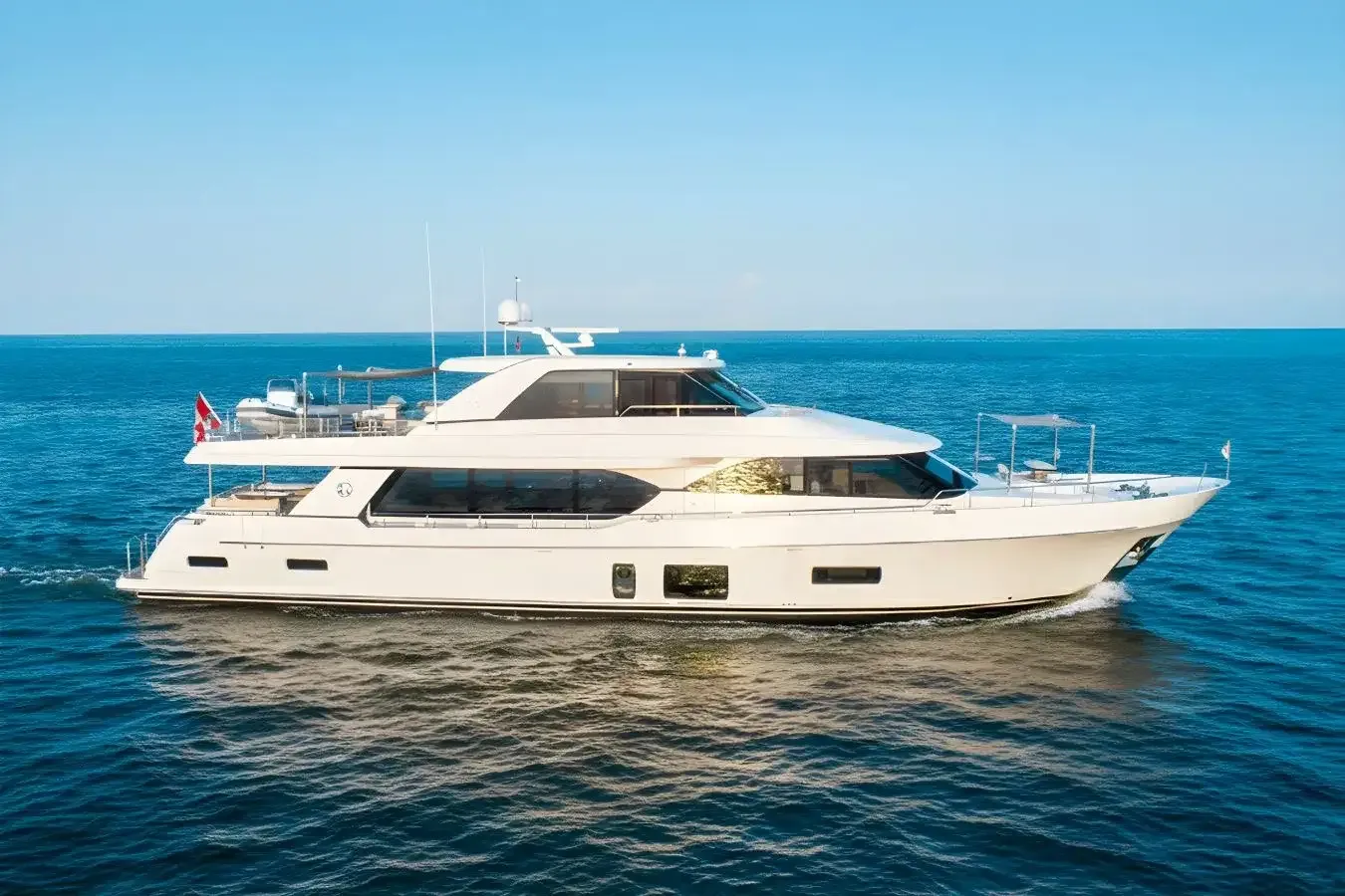 Live Mas yacht, a 100 ft Ocean Alexander luxury superyacht underway, 30.53 meters, built in 2018.