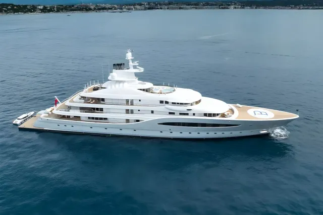 Mayan Queen IV yacht, a 305 ft Blohm & Voss luxury superyacht underway, 93.25 meters, built in 2008.