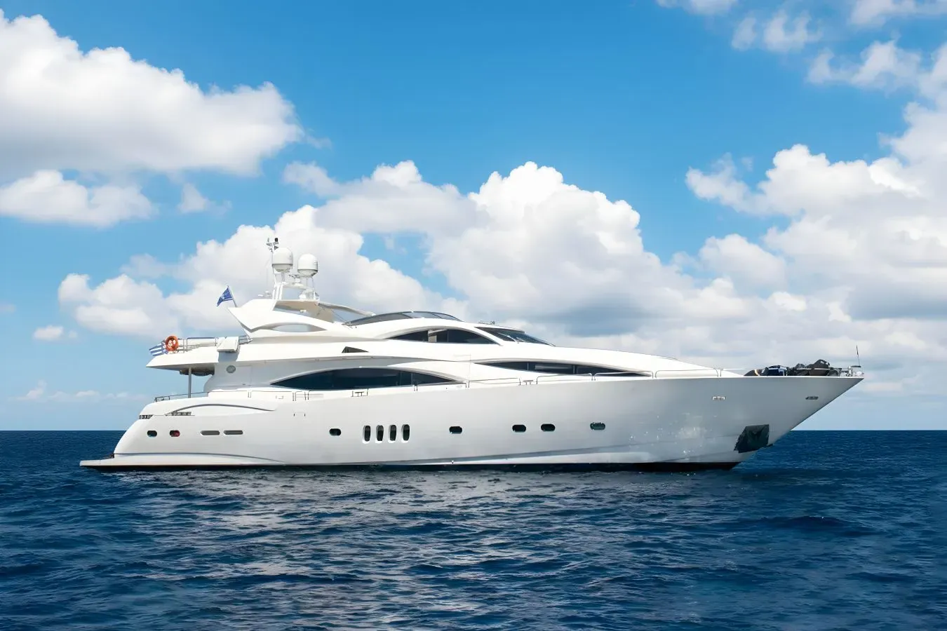 Mi Alma yacht, a 105 ft Sunseeker luxury superyacht underway, 32 meters, built in 2000, 2022.