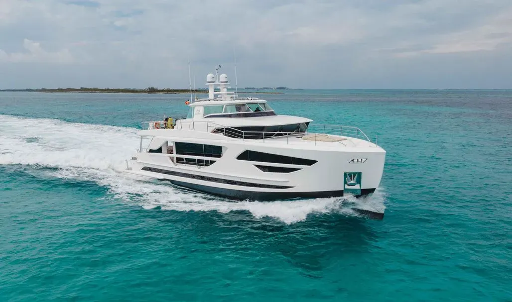 Midnight Moon yacht, a 85 ft Horizon luxury superyacht underway, 25.99 meters, built in 2017, 2022.