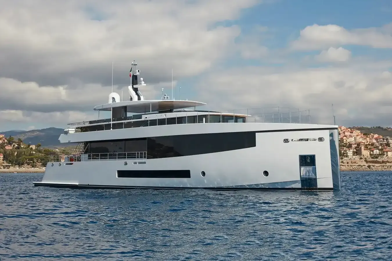 Quintet yacht, a 113 ft Feadship luxury superyacht underway, 34.65 meters, built in 2017.