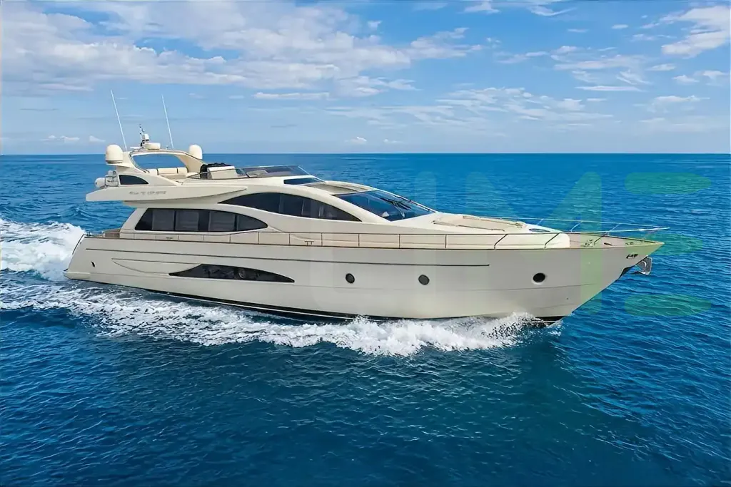 White Stingray M yacht - 2026 guide with the owner of the world's 14457th largest yacht, the 290th largest yacht built by superyacht builder Riva, based in Italy.