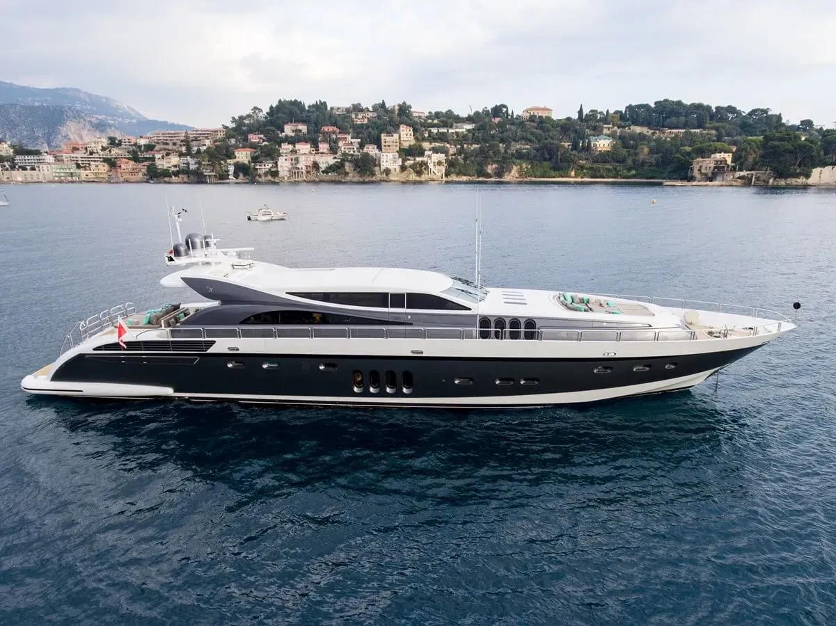 Walindi yacht, a 111 ft Leopard luxury superyacht underway, 34.1 meters, built in 2006, 2014.